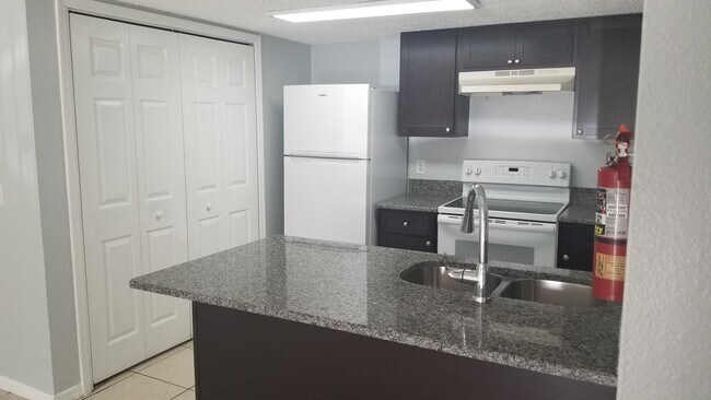 Foto del edificio - 7949 Pinehurst Dr