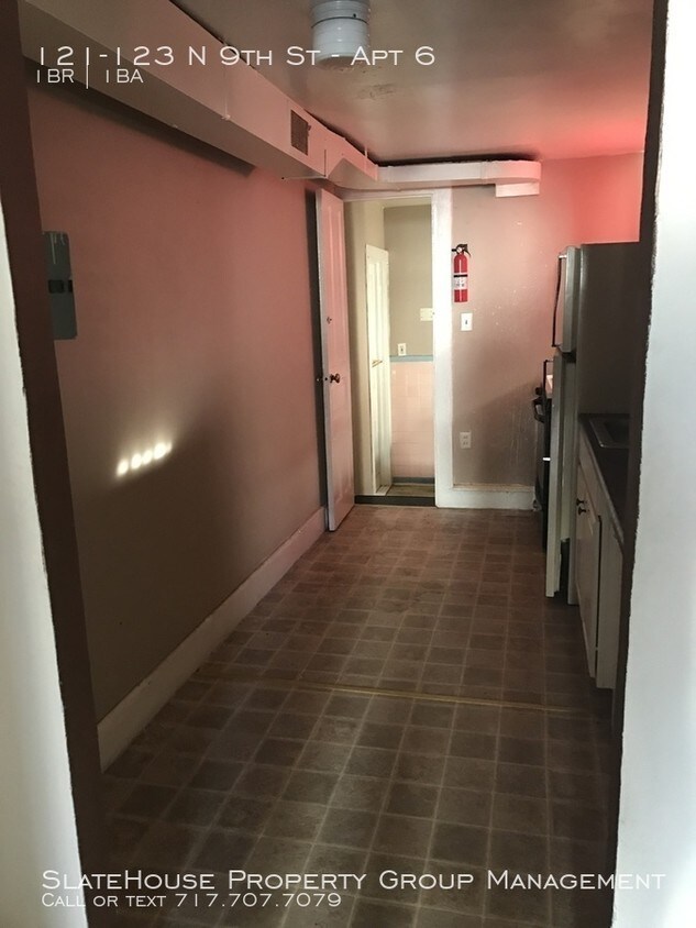 Building Photo - Large 1 Bedroom Apartment