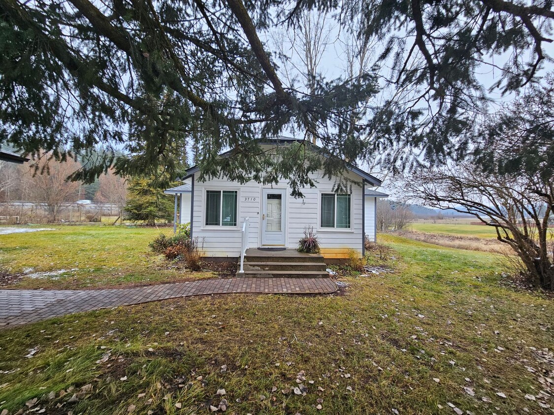 Primary Photo - Cozy Home in Chattaroy