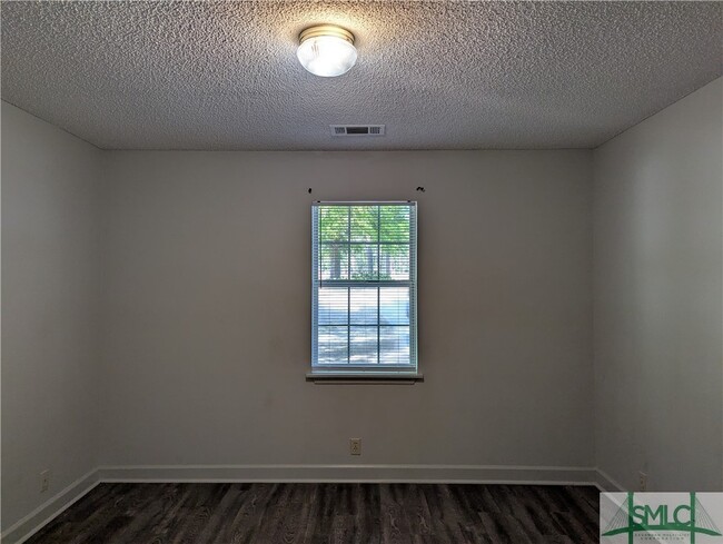Building Photo - 1039 N Ash St