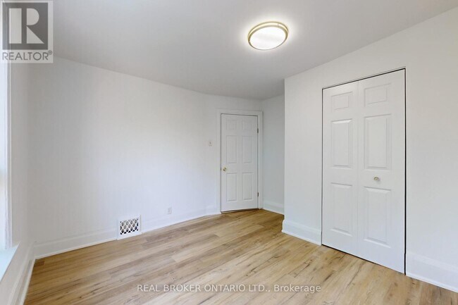 Photo du bâtiment - 102 Bowie Ave