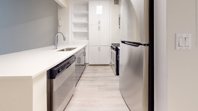Interior Photo - 10 Hanover Square