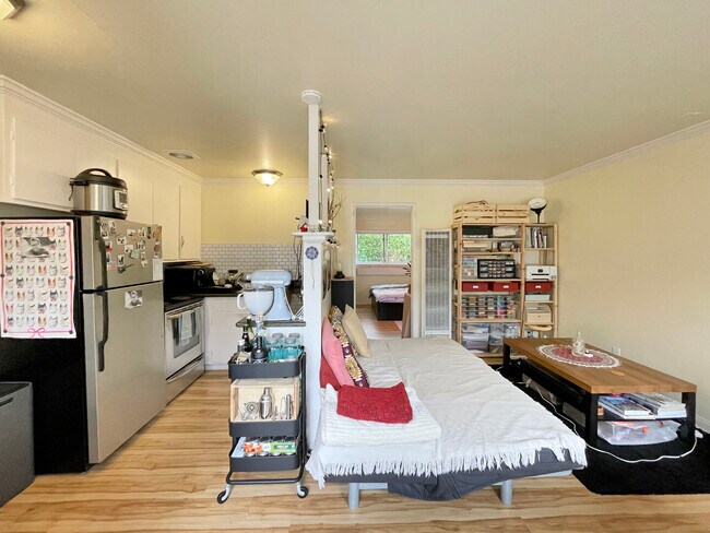 Building Photo - 2110 Bonar St