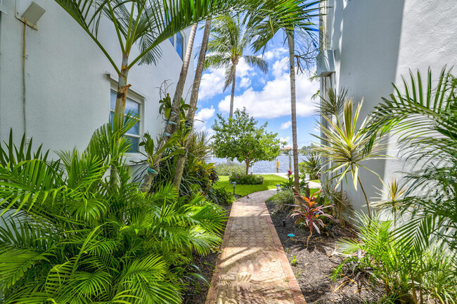 Building Photo - 2727 Yacht Club Blvd