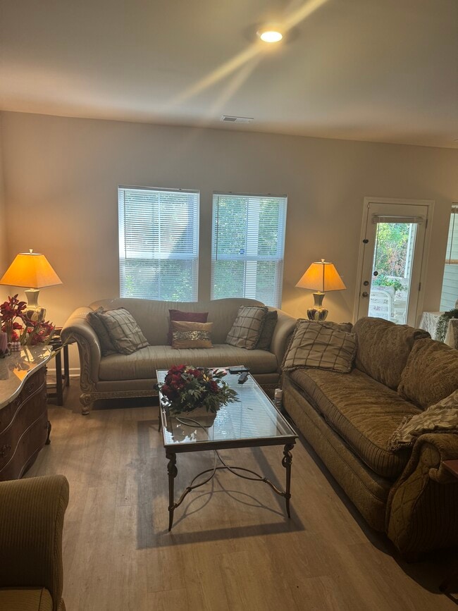 Foto del edificio - 8032 Reagan Way