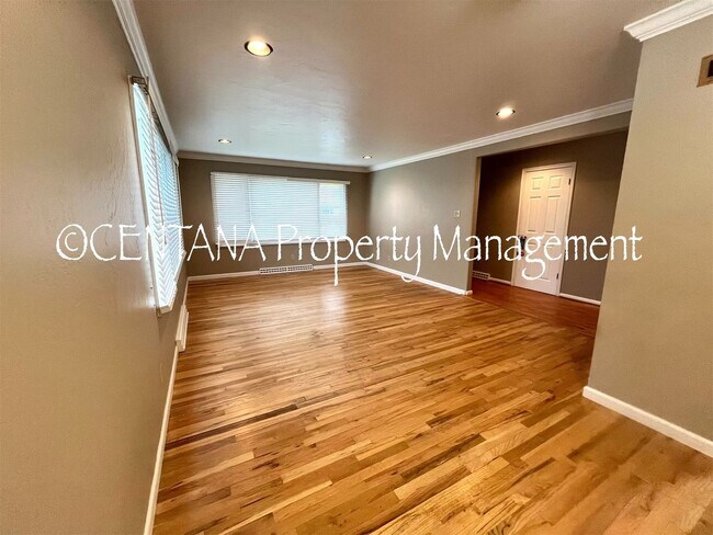 Foto del edificio - Updated five bedroom home!