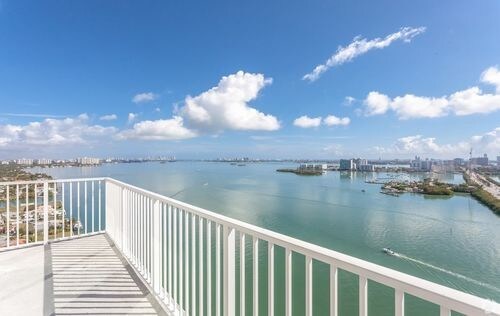 Foto principal - 7951 NE Bayshore Ct