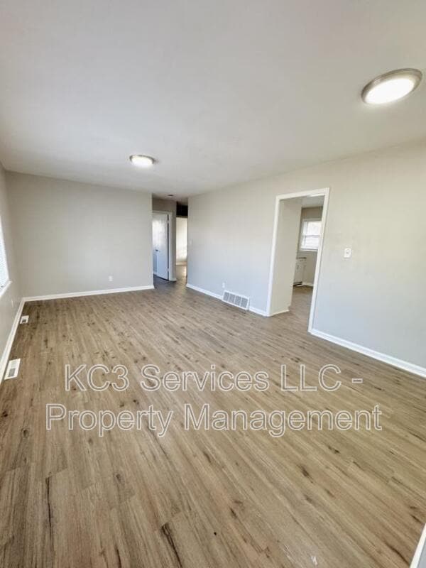 Building Photo - 5938 E 136th St