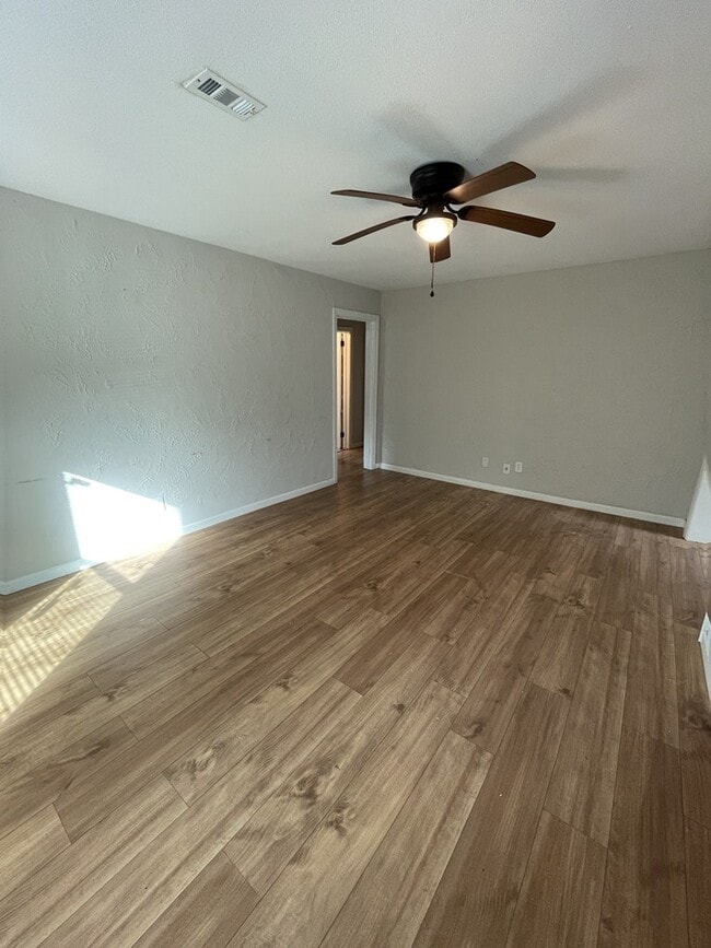 Building Photo - 732 Cedarhurst Rd