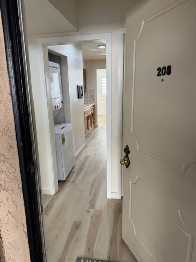 Building Photo - UPDATED 2 BEDROOM 2 BATH CONDO...  comes w...
