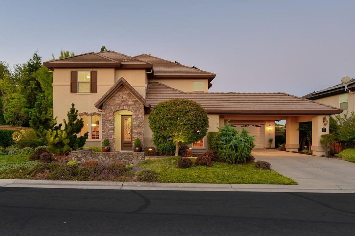 Primary Photo - Beautiful Executive 4 Bedroom Home for Ren...