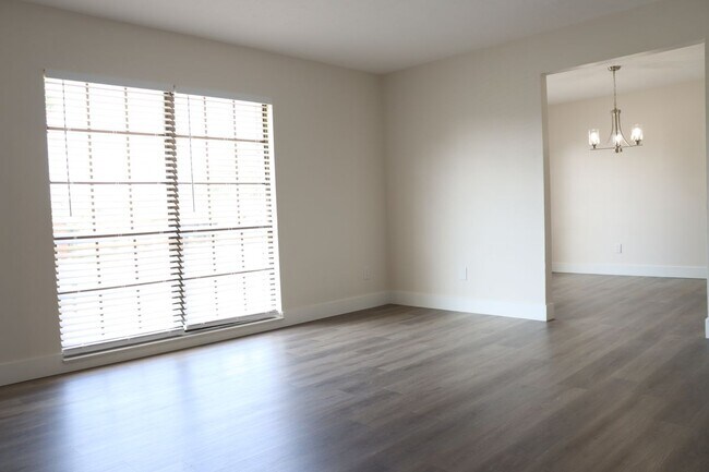 Foto del edificio - 608 Rosemarie Ave