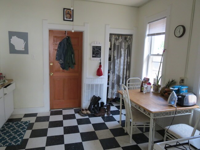 Foto del edificio - 1224 E Brady St