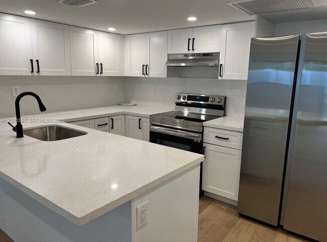 Building Photo - 16349 Ravenwood Pl