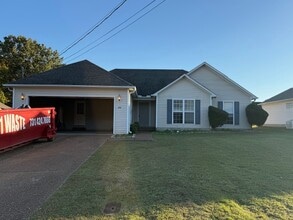 Building Photo - 44 Sedgefield Dr