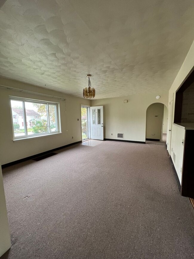 Building Photo - Lovely 2 BR 1 BA rancher near Penn Manor H...