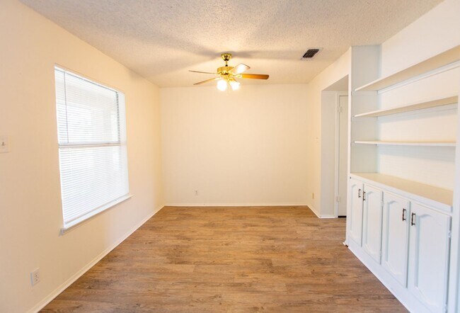 Building Photo - Echo Wind 8028-8030