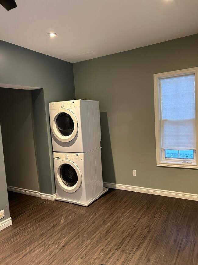 Building Photo - 419 Broad St E