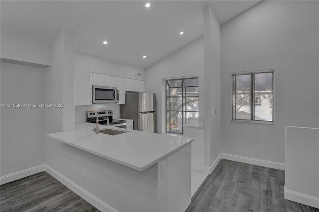 Foto del edificio - 706 Gardens Dr