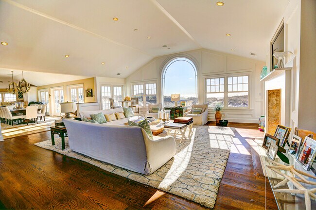 Building Photo - 2056 Montauk Hwy