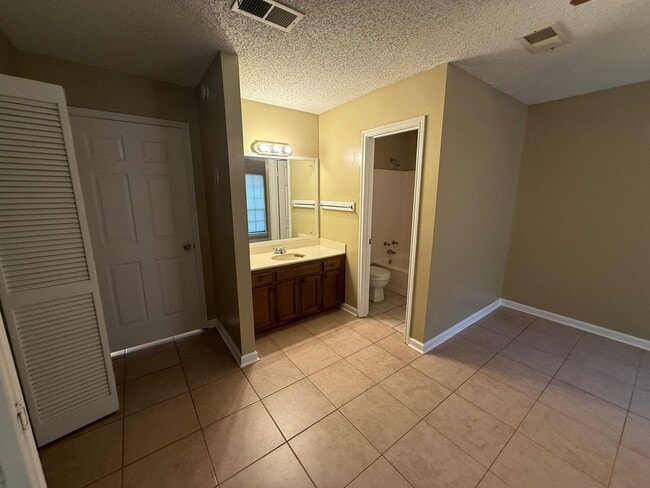 Building Photo - 1126-1128 Willow Creek Dr