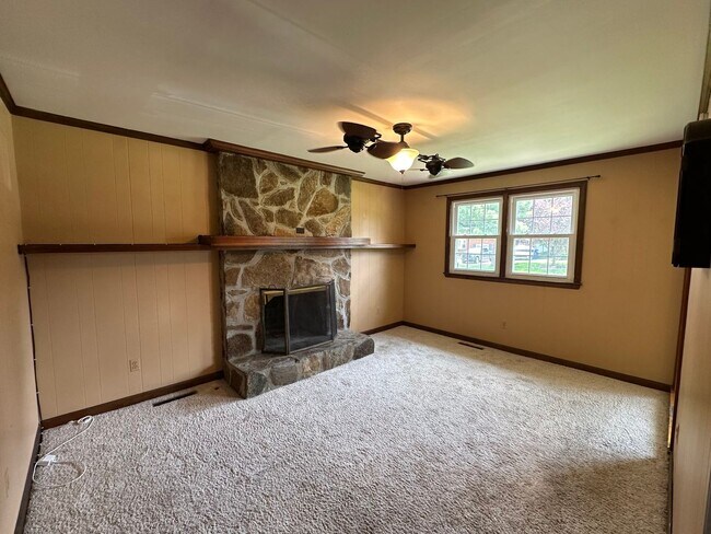 Foto del edificio - 3 BED / 1.5 BATH SINGLE FAMILY