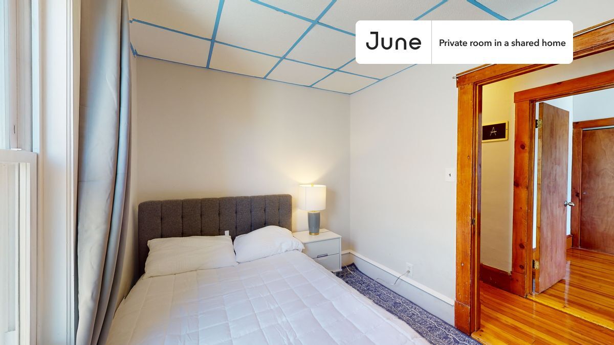 Foto principal - Private bedroom in 3 bed/1 bath Home