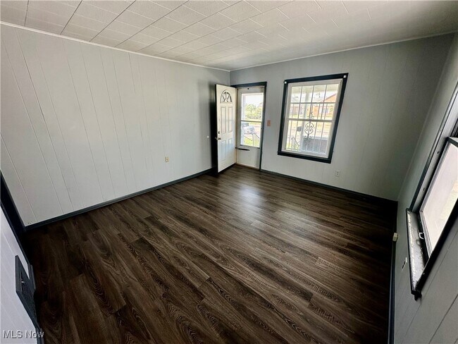 Building Photo - 1129 W Erie Ave