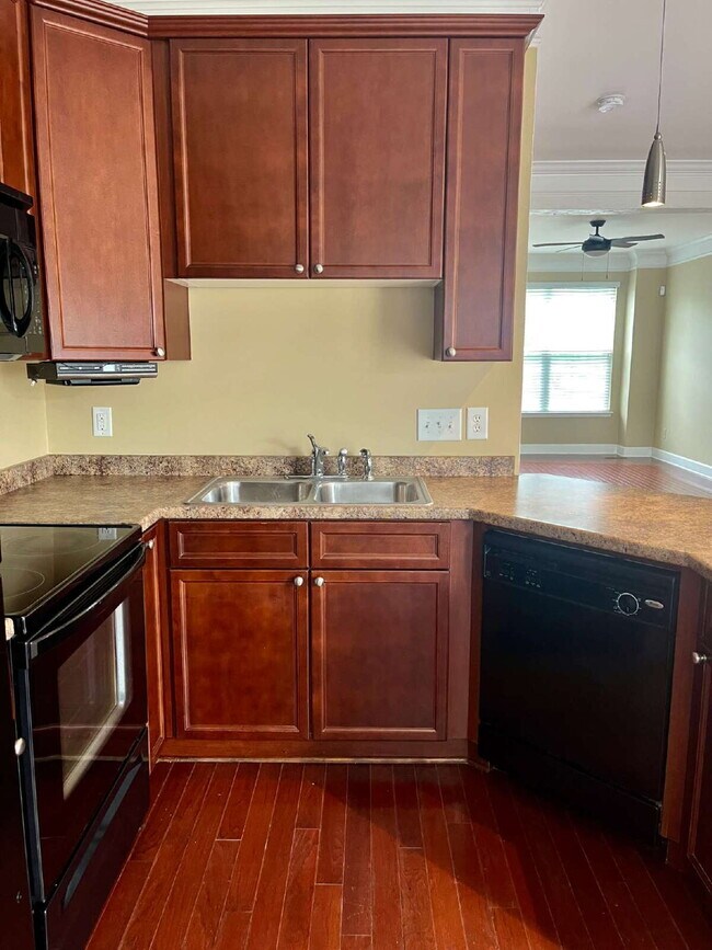 Foto del edificio - Spacious Lenox Village Townhouse: 3 Beds, ...