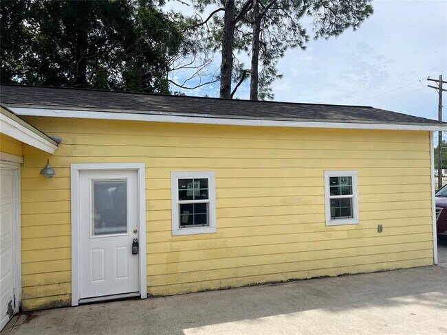 Building Photo - 2589 Cliff Dr