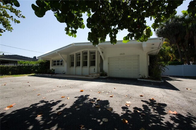 Foto del edificio - 2305 N Ocean Blvd
