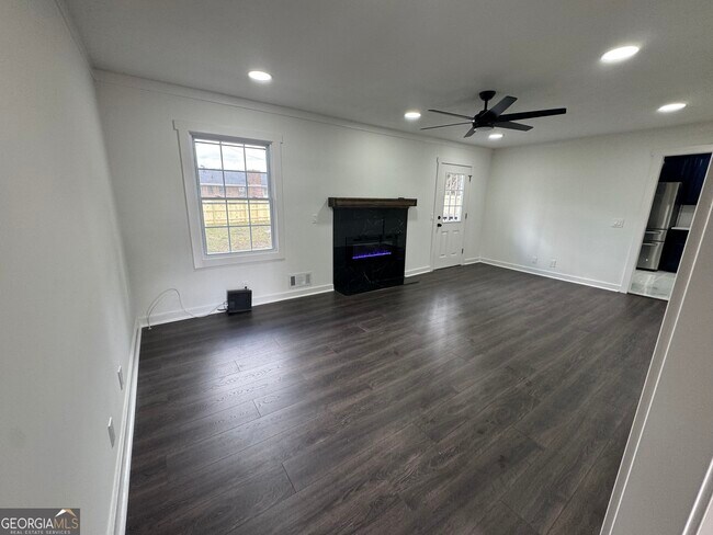 Building Photo - 1390 White Oak St SE
