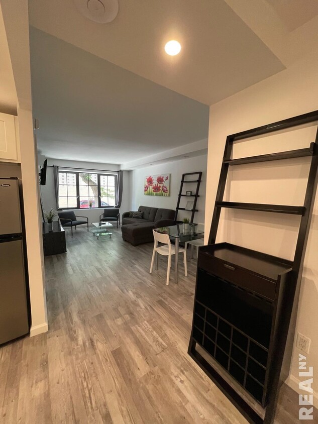 Foto principal - 433 W 53rd St