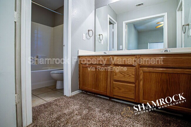 Foto del edificio - 10205 Lilac Ln