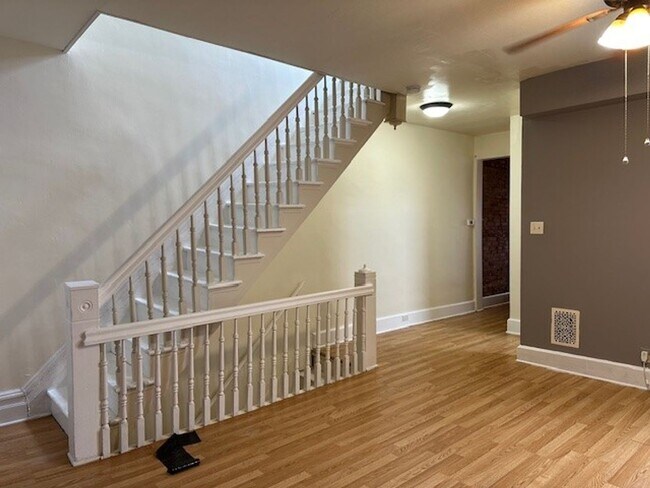 Building Photo - 2nd Floor 2 Story 1 Bedroom 1.5 Bathroom A...