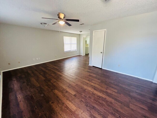 Foto del edificio - 324 Mill Creek Cir