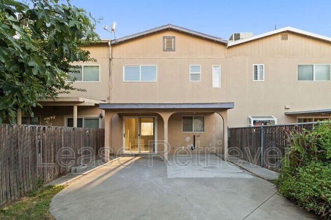Foto del edificio - 940 Palm Cir