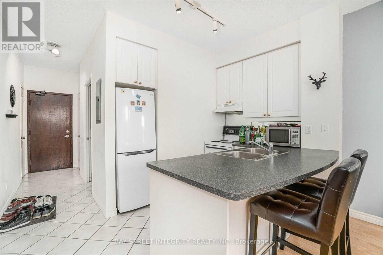 Building Photo - 555 Yonge St