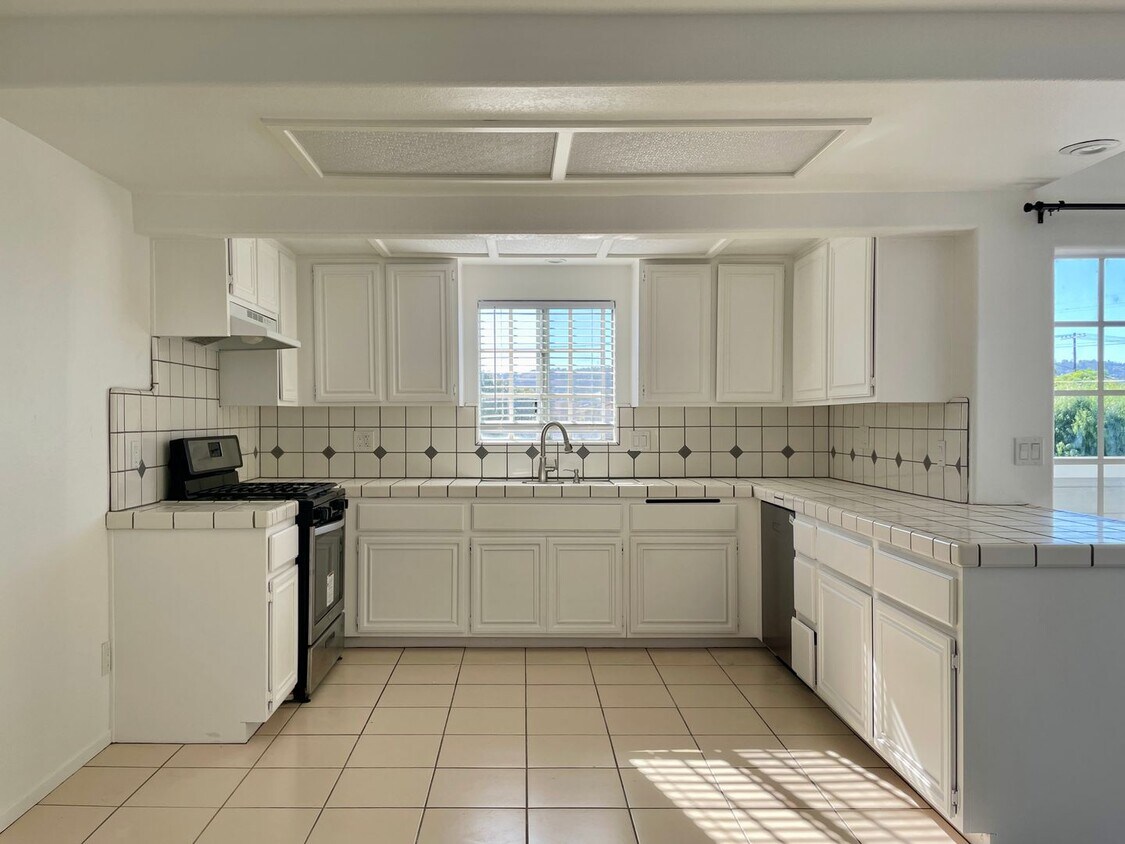 Primary Photo - Spacious 4 Bed 3 Bath available in San Pedro!