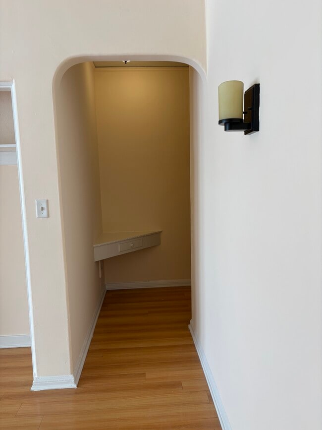 Hallway to Entrance - 1327 S Gramercy Pl