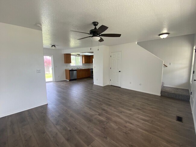 Building Photo - Well kept 4bd in cul-de-sac with NO back n...