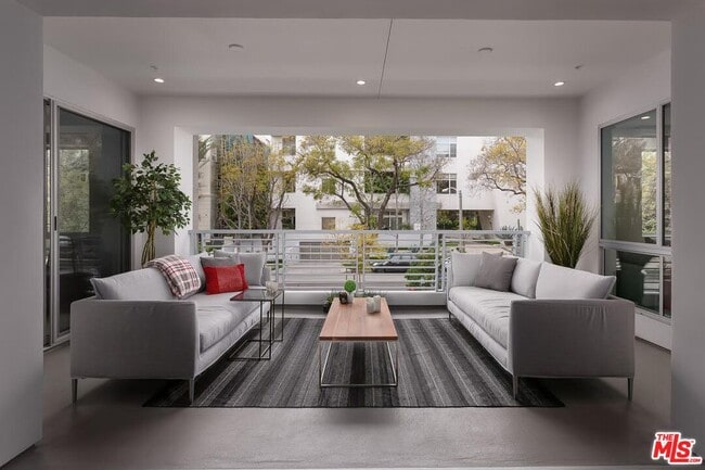 Foto del edificio - 450 N Palm Dr