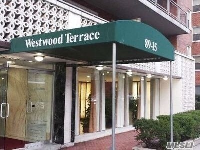 Foto del edificio - 89-15 Parsons Blvd
