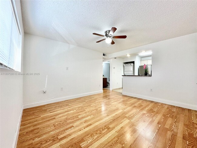 Building Photo - 351 Palm Way