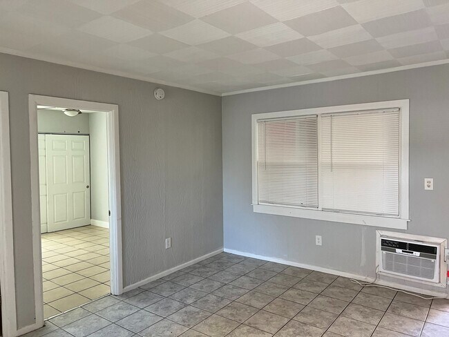 Building Photo - 405 S Cirus Ave