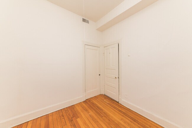 Building Photo - 657 N Noble St