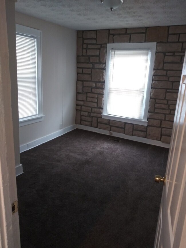 Building Photo - 2 BR 1.5 Bath