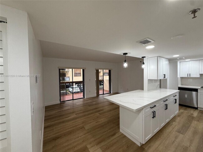 Foto del edificio - 5249 NW 7th St