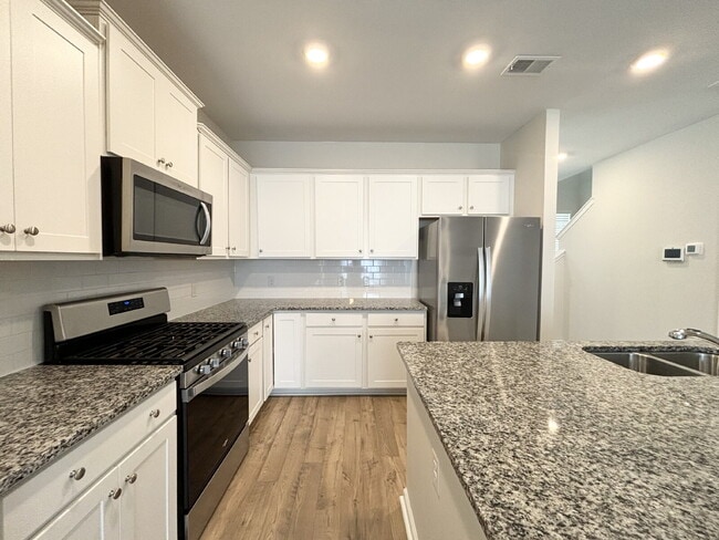 Foto del edificio - Beautifully Maintained Three Bedroom Townh...