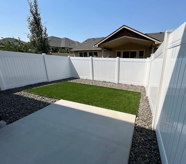 Building Photo - Brand New Townhome!